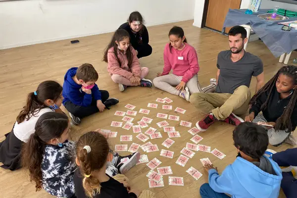 ילדים משחקים במעגל משחק קלפים של הרמוניה