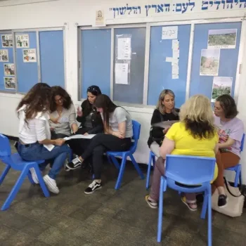 אנשים עובדים בקבוצות בסדנה של הרמוניה